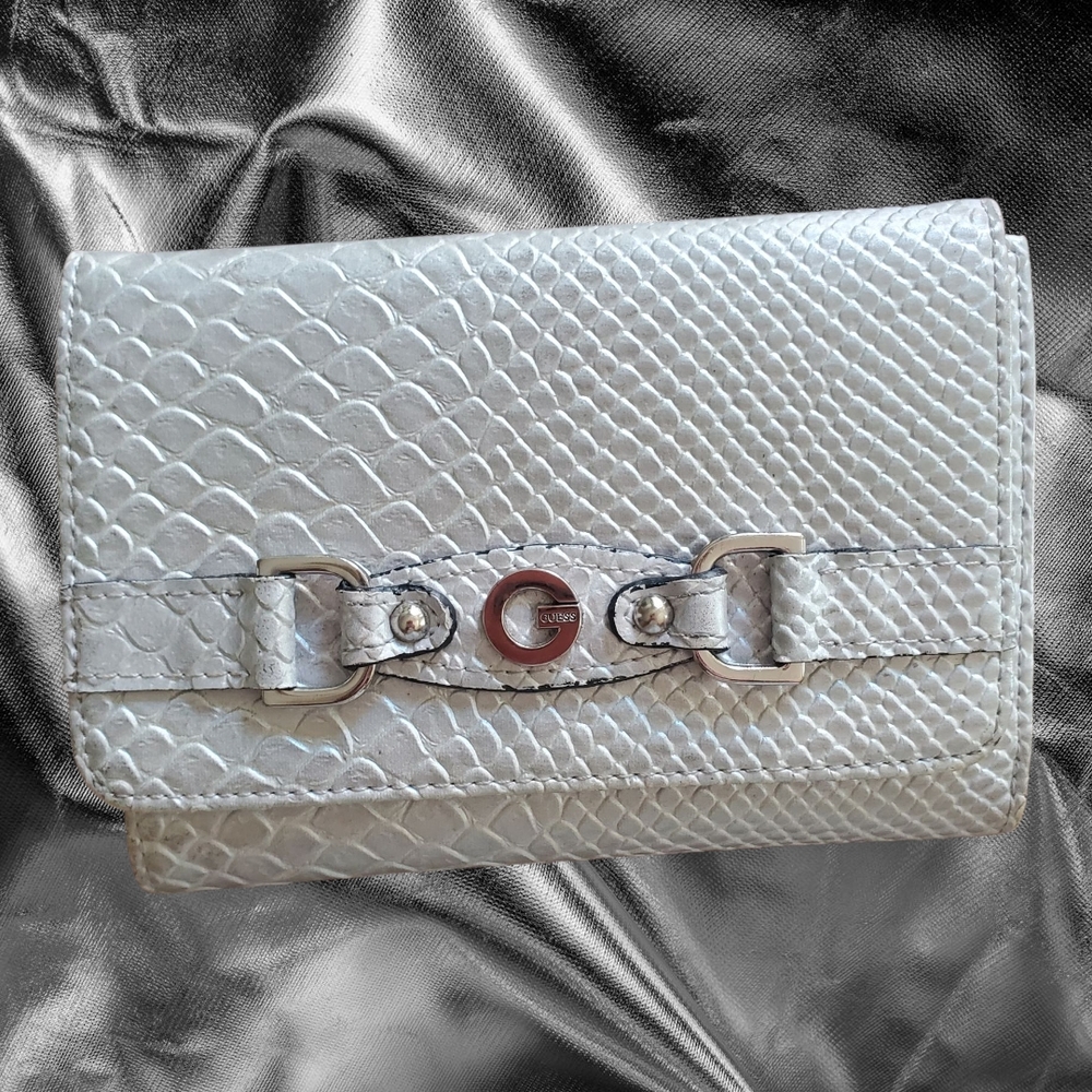 Guess Silver Textured Wallet with Sophisticated Design